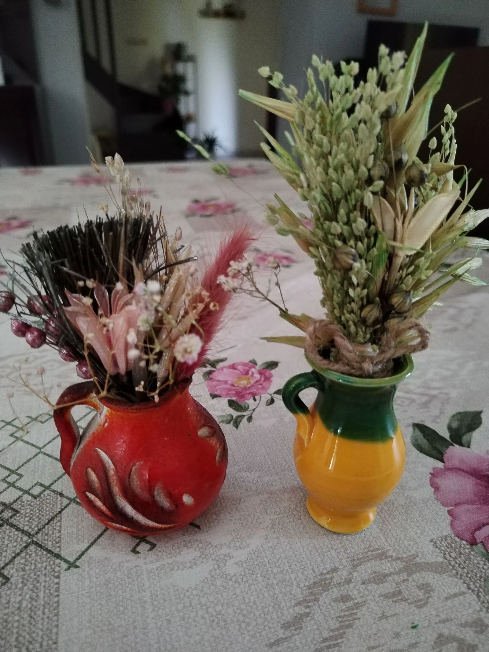 ensemble de 2 jolis minis vases vintage avec leurs petits bouquets de fleurs séchées. . 